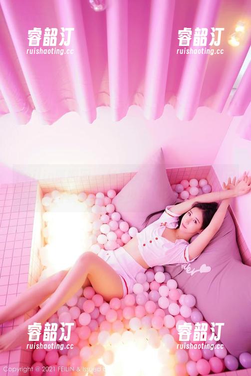 Feilin嗲囡囡-M梦baby Feilin嗲囡囡 - M梦baby的泳池奇遇记:定制图集集结了多少荒唐的游泳姿势?