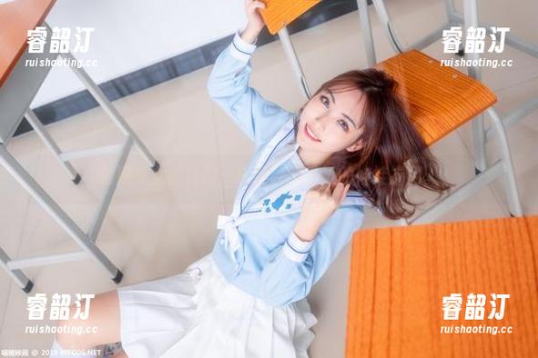 制服少女的剪影—喵糖映画最近的娃娃岁月。