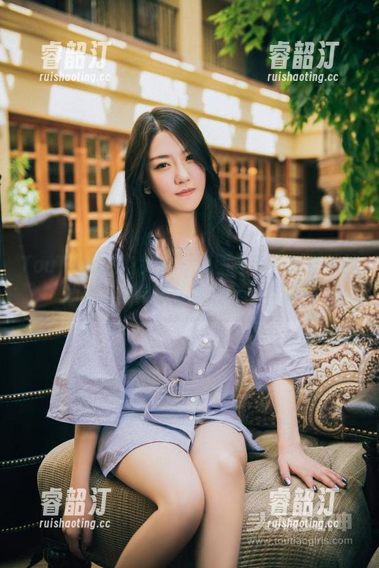TouTiao头条女神-刘瑾希 TouTiao头条女神 - 原图在手,刘瑾希的油亮质感绝了,你敢往下看吗?