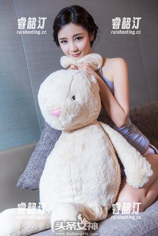 TouTiao头条女神 - 张译丹的水手服写真，难道是想复兴海盗文化？
