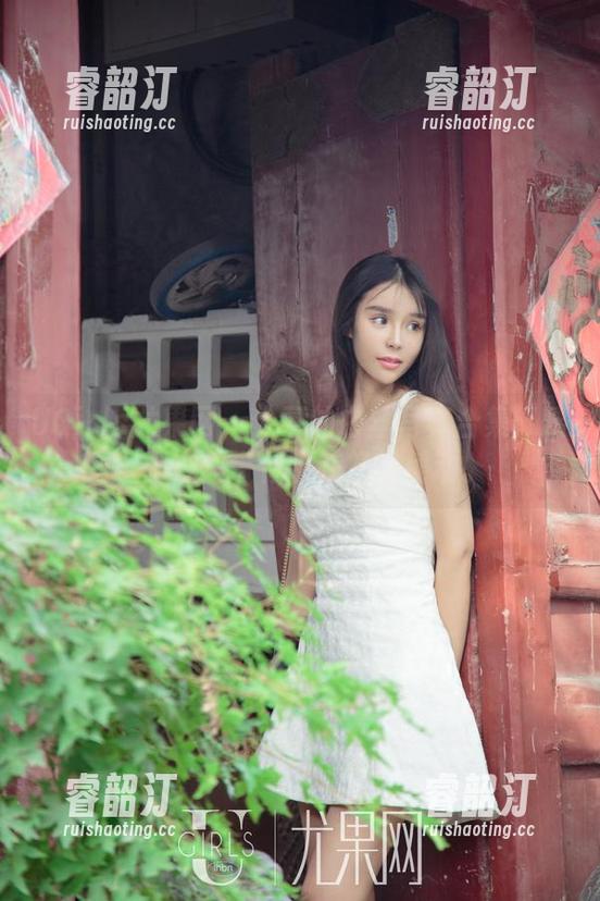 UGirls尤果网-佟蔓 UGirls尤果网 - 佟蔓的白丝写真合集:咦,那条丝带似乎在轻轻摇动。