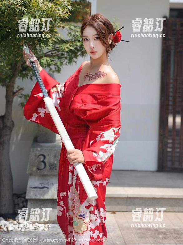 Xiuren秀人网 - sophie余冰带泳装，水面波光粼粼，心里却在感慨天气真好。