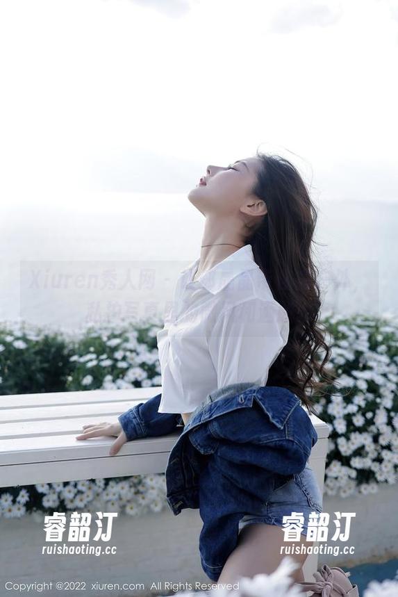 Xiuren秀人网 - 让邹晶晶带你去户外，私拍写真里的微风和洒脱。