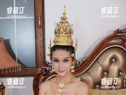 YouWu尤物馆-FoxYini孟狐狸 YouWu尤物馆 - FoxYini孟狐狸的修女套图,高清还原,暗示与柔和交错。