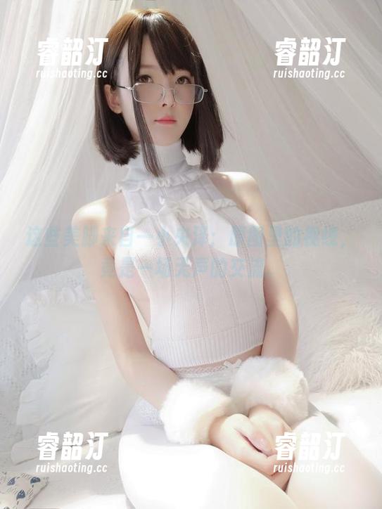 一小央泽 这些美脚来自一小央泽:原图里的视线,竟是一场无声的交流。