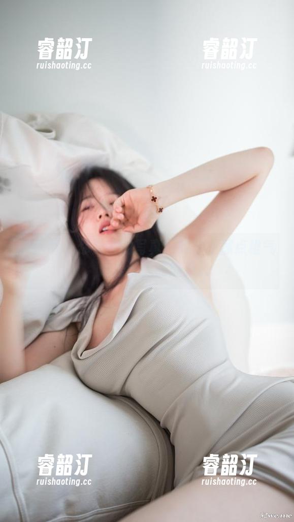 你文茜 微密圈 - 你文茜的写真:凳子上那点稚气,像是谁掉的糖果。