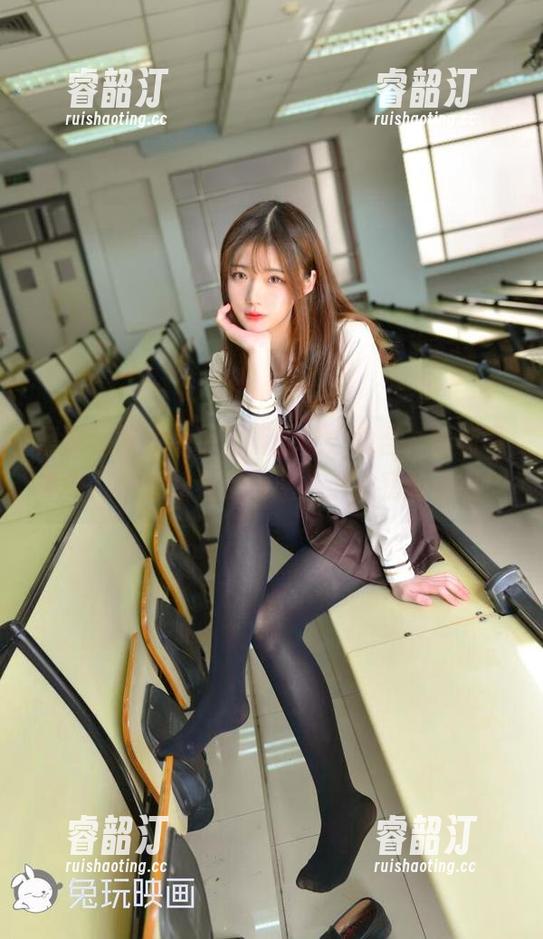 黑丝短裤和兔玩映画的魅力组合，最新写真中似乎透露着运动感，小心我的心啊！
