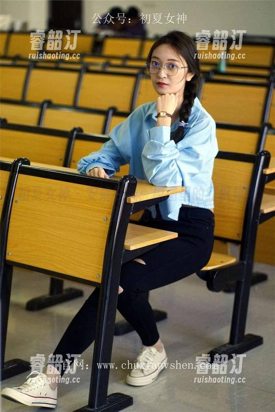 初夏女神-安妮 初夏女神 - 安妮在线:原图里的红枫显得那么抢眼