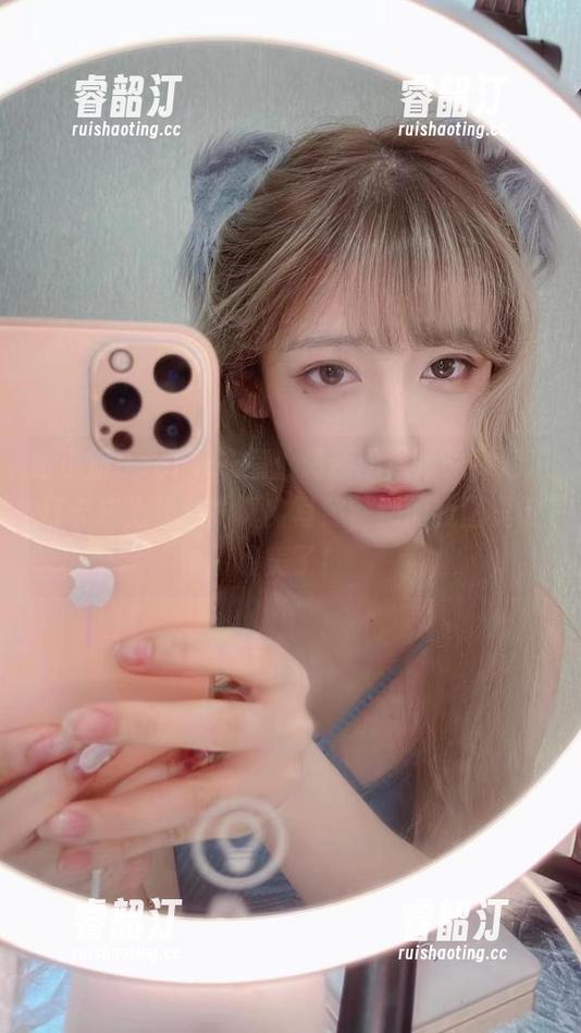 啾小妍Deer泳衣篇：最新图库曝光，池边打卡成为景点的真实写照，别问我图里谁最美了！
