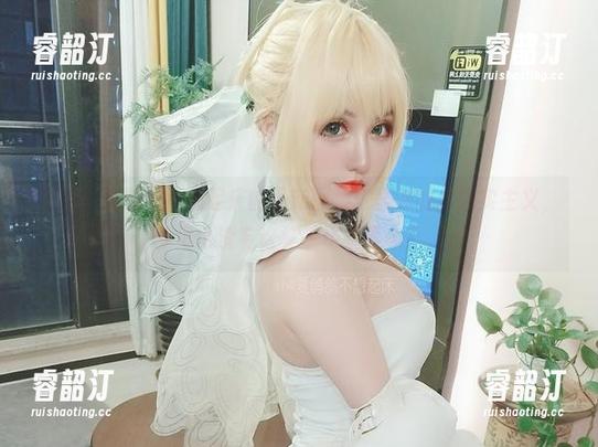 而且！夏鸽鸽不想起床的最新图集：圣诞的超现实主义，梦里也没有这样一场“雪斗”。