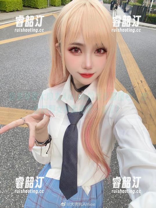 快来领取大肉丸Amiee的水手服图包，变身校园女神就差这一套了！