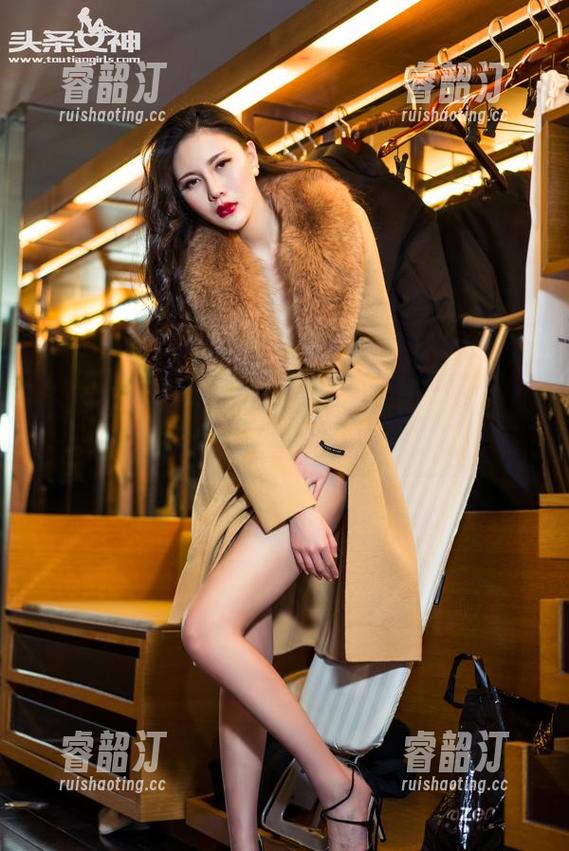 头条女神 - 谁能抵挡住杨曼妮的制服和那高清壁纸的组合？我服气了！
