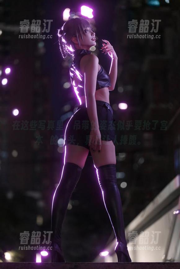在这些写真里，吊带的姿态似乎要抢了宫本桜的风头，真是让人捧腹。