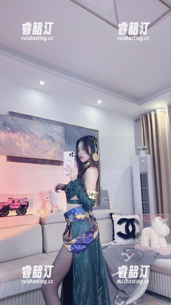 小小奶瓶儿 最新小小奶瓶儿,分享这个吊带的穿搭心得,超级简单好驾驭!