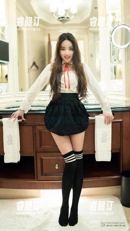 推女郎 - 最新写真来袭，黄可的白衬衫竟然有种奇妙的质感。