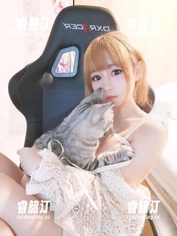是依酱呀 是依酱呀的灰丝,原图也太带感了,我先下载再说!