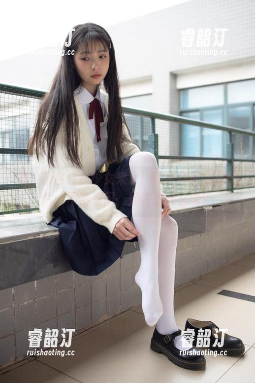 哦，窗台白丝少女来了！森萝财团全套图片，不禁想问，她在想什么呢？