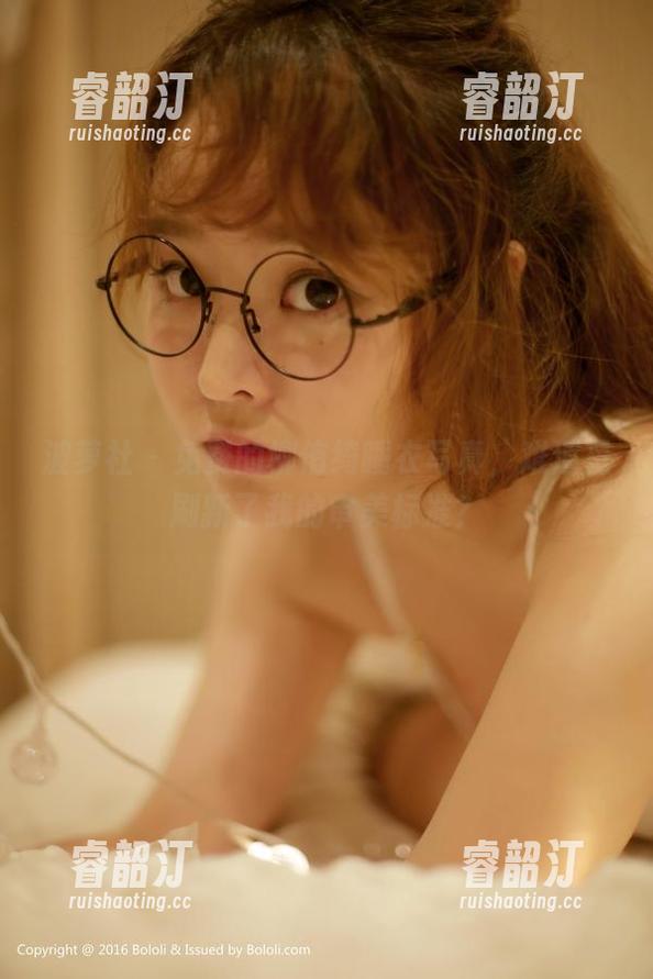 波萝社 - 免费的柳侑绮睡衣写真，难道是刷新了我的审美标准？