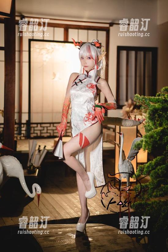 柴郡音乐绚烂，狐萝卜呦的套图，衣服和背景争奇斗艳，略显混乱但又吸引人。