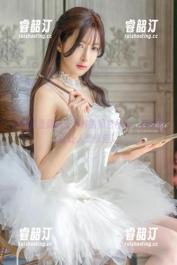 在图库里偶遇王羽杉的黑色吊带，高清画面让人想偷走！