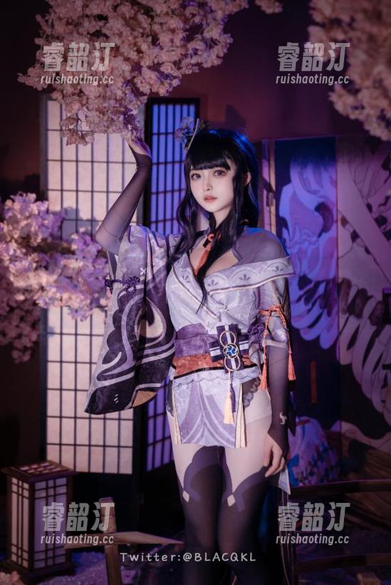 白莉爱吃巧克力的御姐cos值得一看！下载时别忘了搞定我这颗心不然没法启动。