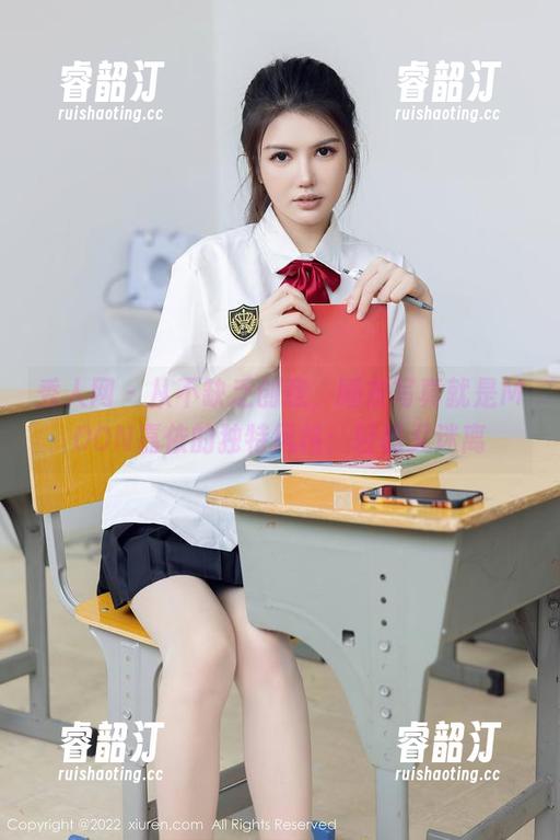 秀人网 - 从不缺乏创意，睡衣写真就是MOON嘉依的独特风格：轻松又迷离