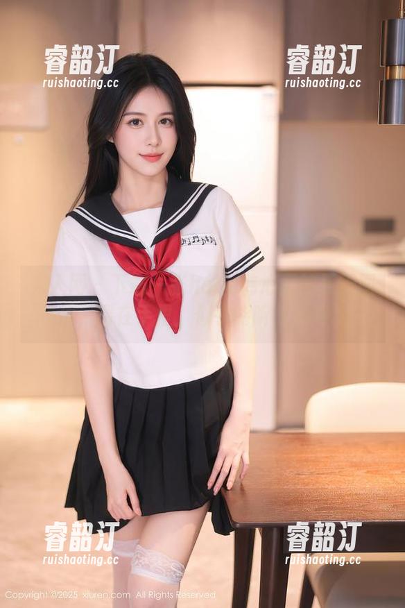 秀人网 - 下载一张hebe韩心雨的夏天图片，握在手里，似乎能听见蝉鸣。