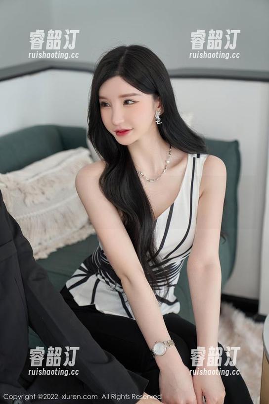 秀人网 - 小探戈的美图，其实这制服也是一回事儿呀，分享一下吧！