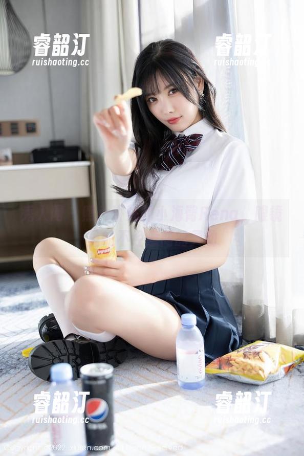 秀人网 - 照片讲述的小海臀Rena，眼镜里的不经意间的灵动