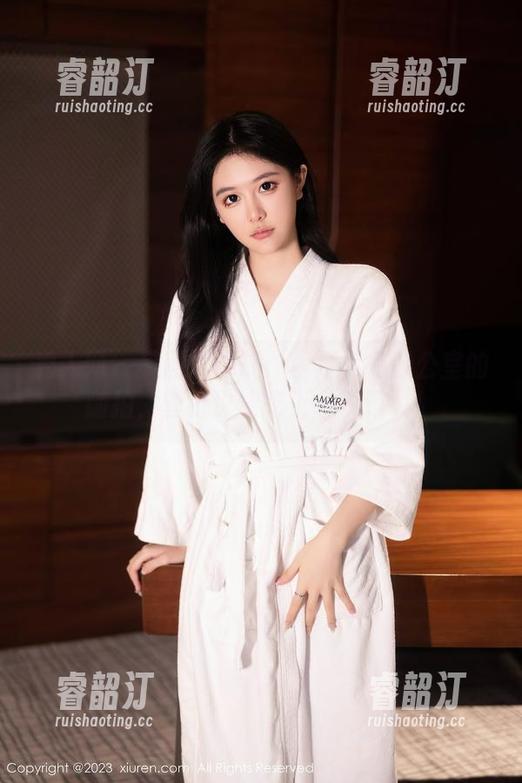 秀人网-李可儿 秀人网 - 美图大作战:李可儿在办公室的随拍,壁纸也能吃上“一口”!