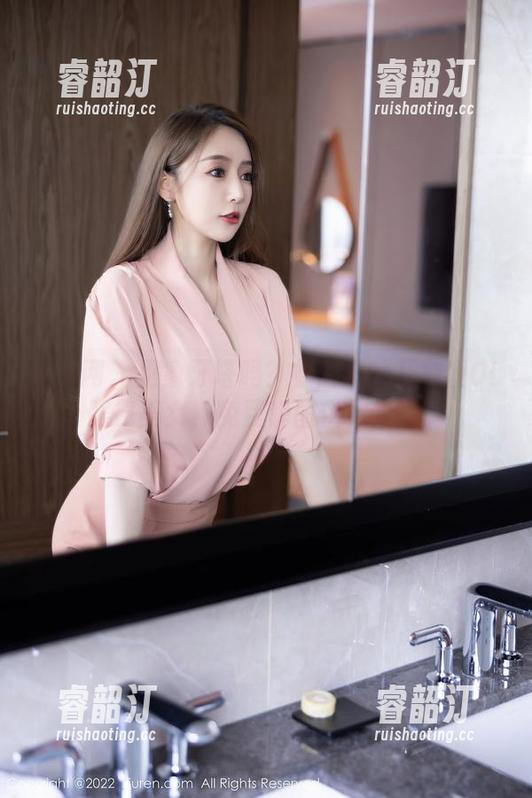秀人网 - 是象牙塔吗？杨晨晨的开放型OL眼镜美女，免费套图供你发掘。