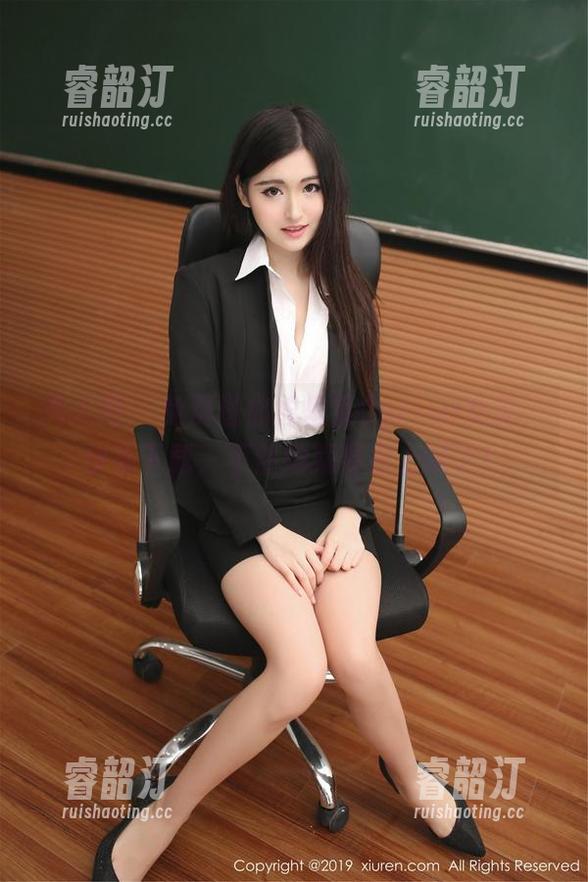 秀人网 - 免费送你绮里嘉Carina女友，快来下载，不然她就要去上班了！