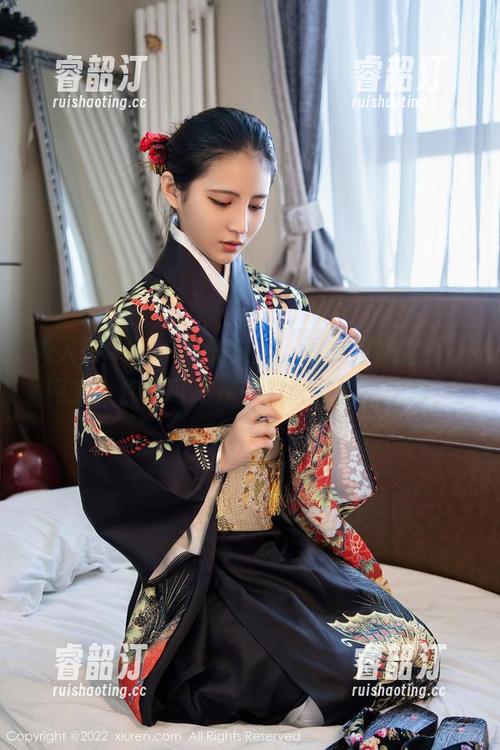 秀人网 - 金小依的美足，图中足迹流转，网友：你这可不是一双普通的袜子啊！