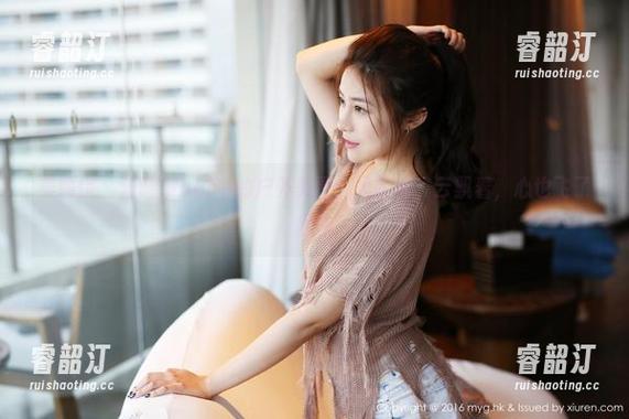 美媛馆 - 沫晓伊baby的户外美图：风吹着，云飘着，心也飞了起来
