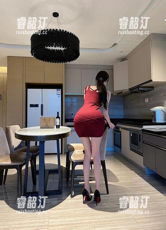 微密圈 - 打卡脸红Dearie的肉丝写真，这个下载对我来说什么意思呢？