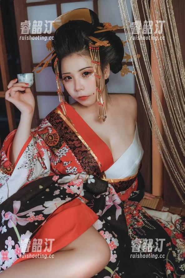 自闭颜球球的高跟鞋群像：看这神似的cos企划