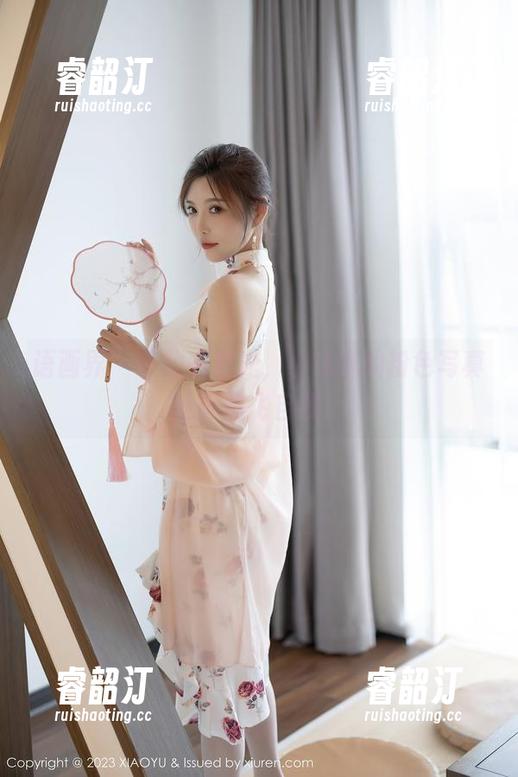 语画界 - 手动去圣光，小沫琳的粉色写真让你放飞自我！