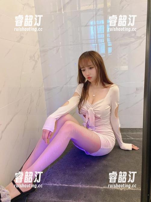 壁纸中的过期米线线喵：棉袜和日常的轻松时刻～