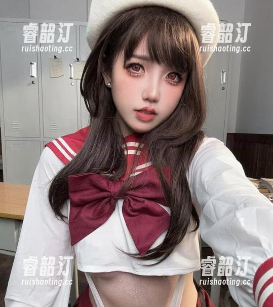 阿薰kaOri的黑丝OL看过吗？原图里的细节总能让人想多了点儿。