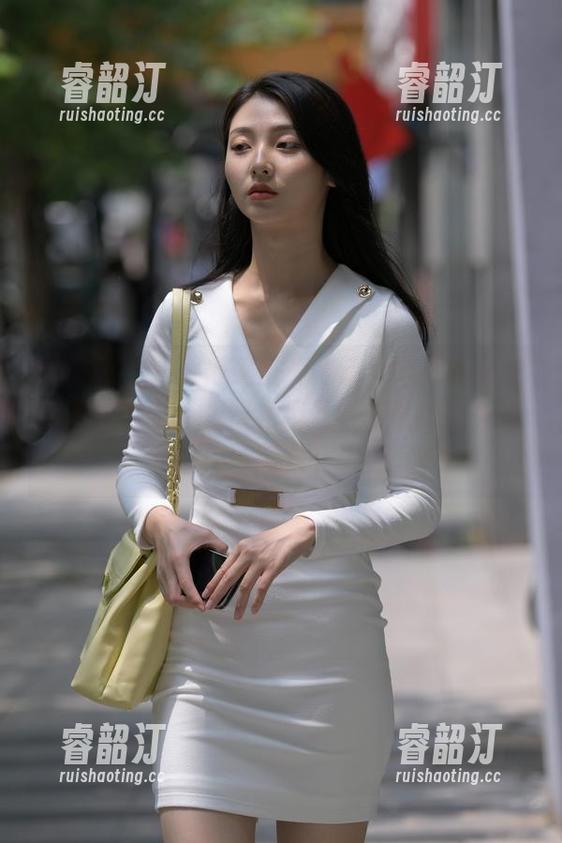 魔镜街拍-萌宝儿 魔镜街拍 - 觉得无圣光的萌宝儿在哈哈镜前有点奇幻,包臀裙肉丝的搭配别有一番情趣,原图来宾请看。