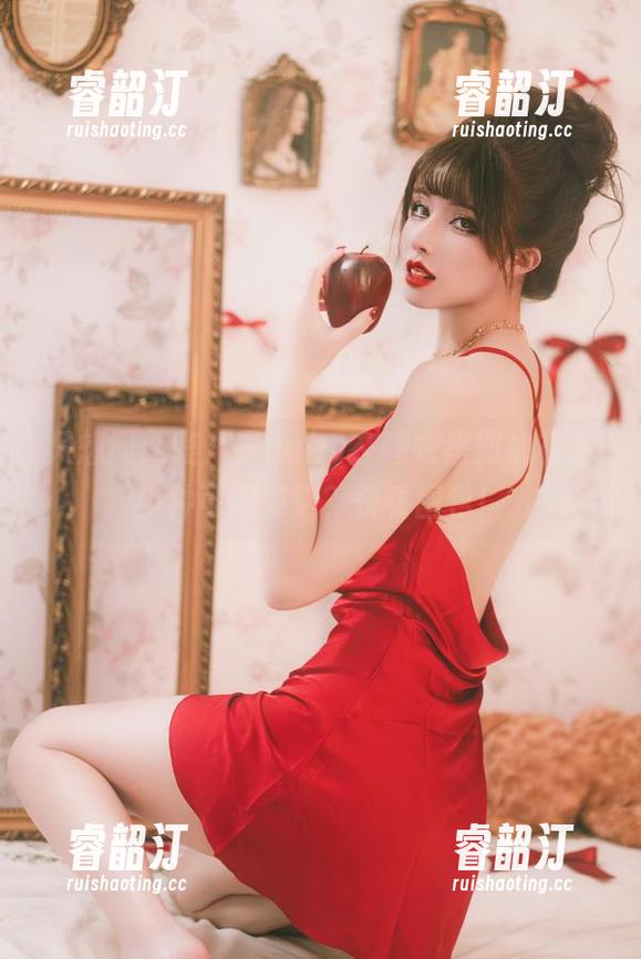 鹿八岁baby 只想问:鹿八岁baby在睡衣里到底有多少种可爱姿势?快看图包!