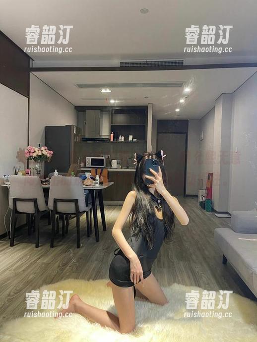 微密圈 - 私拍中的双人瞬间，黎允熙无意间透出的那一丝不羁，谁都心动得住。